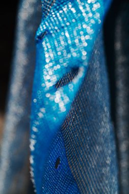 Işığın altında soyut eski mavi ağ, alanın sığ derinliğine dikkat edin