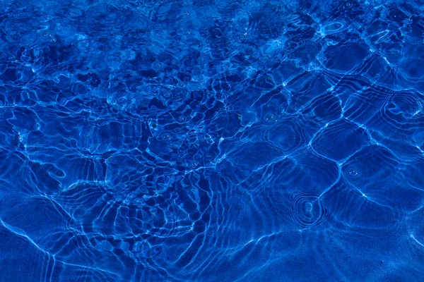 プールの青い水を抽象化しフィールドの浅さに注意してください — ストック写真