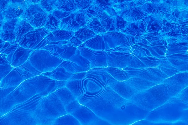 Abstrakt Μπλε Νερό Στην Πισίνα Σημειώστε Αλατισμένο Βάθος Του Πεδίου — Φωτογραφία Αρχείου