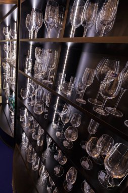 Sergi raflarındaki farklı bardaklar, sığ alan derinliğine dikkat edin.