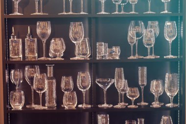 Sergi raflarındaki farklı bardaklar, sığ alan derinliğine dikkat edin.