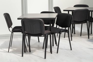 Sergi salonundaki siyah sandalyeler, alan derinliğine dikkat edin.