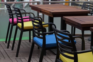 Farklı iç mekanlar için farklı renkte sandalye örnekleri, yüzeysel alan derinliğine dikkat edin