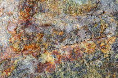 Arkaplan olarak granit duvar, alanın sığ derinliğine dikkat edin