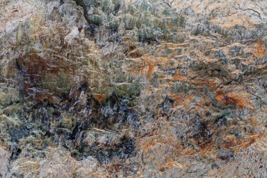 Arkaplan olarak granit duvar, alanın sığ derinliğine dikkat edin