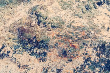 Arkaplan olarak granit duvar, alanın sığ derinliğine dikkat edin