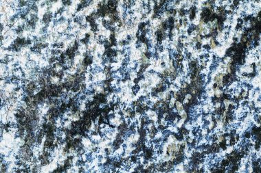 Arkaplan olarak granit duvar, alanın sığ derinliğine dikkat edin