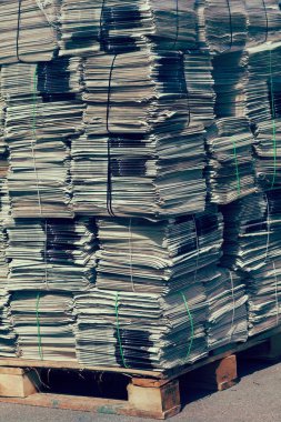 Paketlerde geri dönüşüm için gazete yığını, yüzeysel alan derinliğine dikkat edin