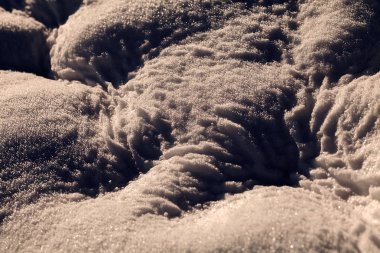 Karların altına park et, alanın derinliğine dikkat et.