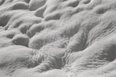 Karların altına park et, alanın derinliğine dikkat et.