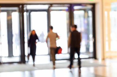 Masmavi arka plan için, ışık arkaplan ile mal boyunca hareket eden insanların siluetleri