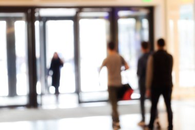 Masmavi arka plan için, ışık arkaplan ile mal boyunca hareket eden insanların siluetleri