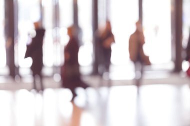 Masmavi arka plan için, ışık arkaplan ile mal boyunca hareket eden insanların siluetleri