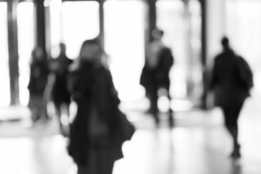 Masmavi arka plan için, ışık arkaplan ile mal boyunca hareket eden insanların siluetleri