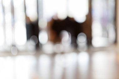 Masmavi arka plan için, ışık arkaplan ile mal boyunca hareket eden insanların siluetleri