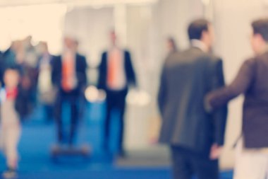 Mavi halıda ilerleyen insanların siluetleri, mavi arka plan için,