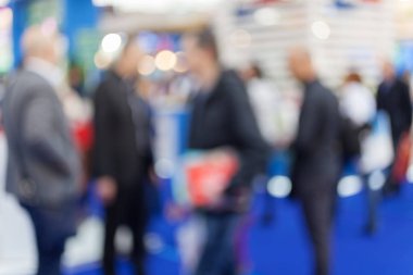 Mavi halıda ilerleyen insanların siluetleri, mavi arka plan için,