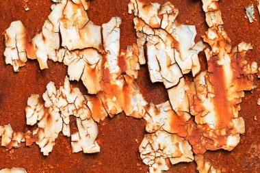 Pas yüzünden metal kapı hasar görmüş, alanın derinliğine dikkat edin.