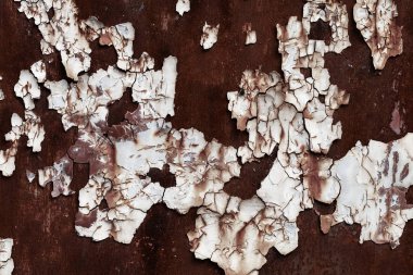 Pas yüzünden metal kapı hasar görmüş, alanın derinliğine dikkat edin.