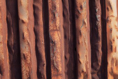 Pas yüzünden metal kapı hasar görmüş, alanın derinliğine dikkat edin.