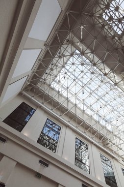 Modern binada alışılmadık bir tavan, alan derinliğine dikkat edin.