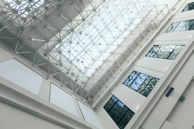 Modern binada alışılmadık bir tavan, alan derinliğine dikkat edin.