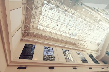 Modern binada alışılmadık bir tavan, alan derinliğine dikkat edin.