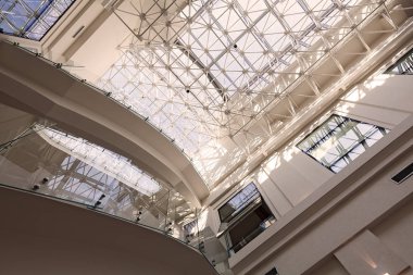 Modern binada alışılmadık bir tavan, alan derinliğine dikkat edin.