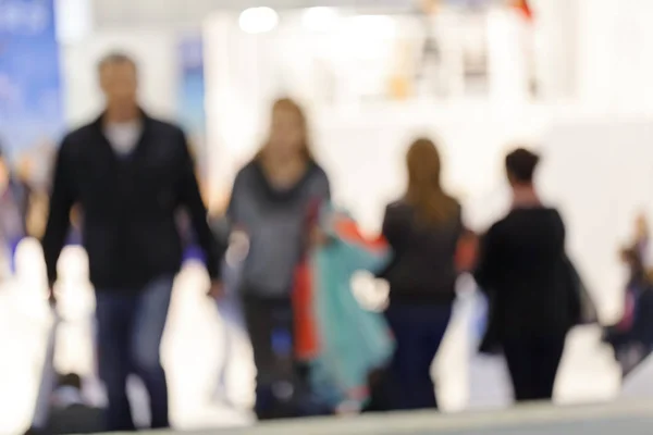 Silhuetas Pessoas Como Eles Movem Através Shopping Para Fundo Azulado — Fotografia de Stock
