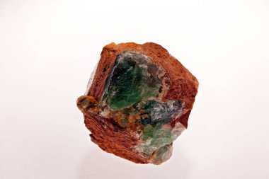 Beyaz arkaplandaki karbonat grubundan kalsit minerali