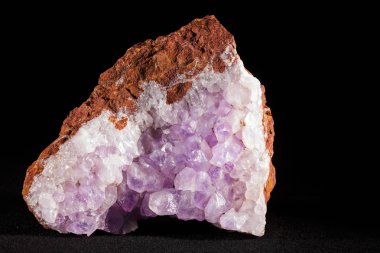 Siyah arkaplanda Sırp dağı Zlatibor 'dan ametist