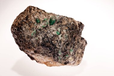 Beyaz arka planda zümrüt