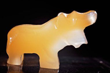 Siyah arkaplanda mineral değerli taş