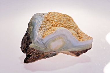 Beyaz arka plan üzerinde mineral taş akik