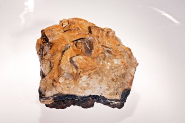 Beyaz arkaplanda quarc mineral
