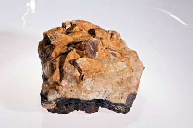 Beyaz arkaplanda quarc mineral