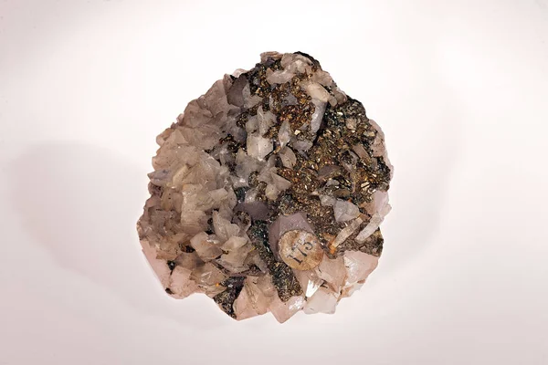 白底碳酸盐岩群的方解石矿物 — 图库照片