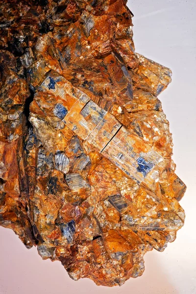 Kyanite Disten Mineral Com Granadas Fundo Branco — Fotografia de Stock