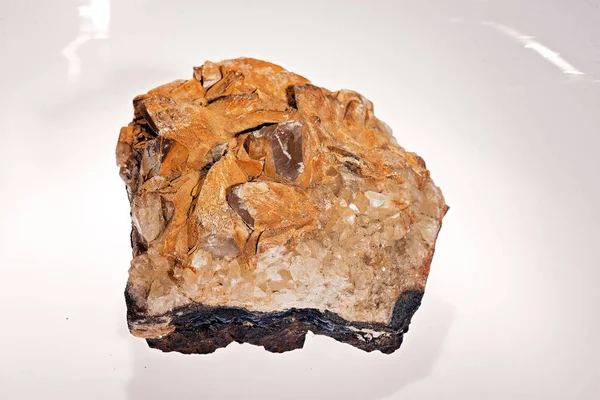 Beyaz arkaplanda quarc mineral