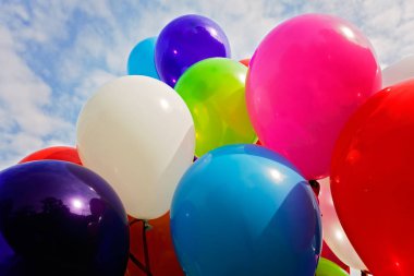 Farklı renklerde bağlı balonlar