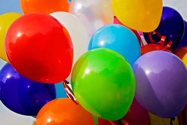 Gebonden Ballonnen Van Verschillende Kleuren — Stockfoto