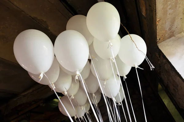 Ballons Blancs Sur Fond Sombre — Photo