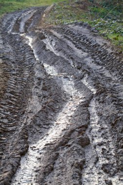 Karların erimesinden sonra çamurlu yol, alanın sığ derinliğine dikkat edin