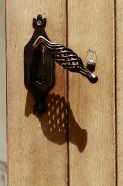 Dekoratif işlenmiş demir kapı kolları, sığ alan derinliğine dikkat edin.