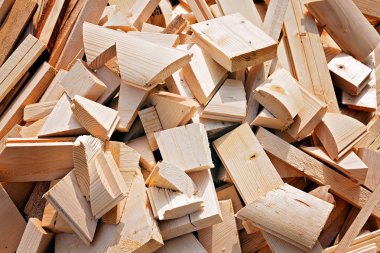 Yığının içindeki ahşap kütükler, derin alan derinliğine dikkat edin.