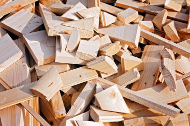 Yığının içindeki ahşap kütükler, derin alan derinliğine dikkat edin.