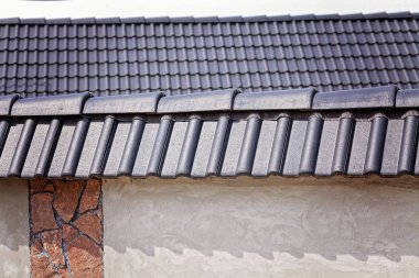 Siyah çatı kiremitleri evi kaplayacak.