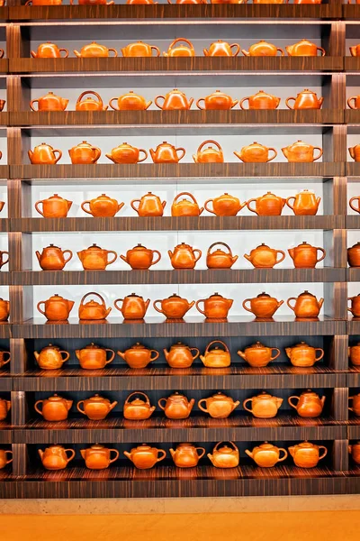 Raflardaki çömlekçiliğe maruz kaldı.