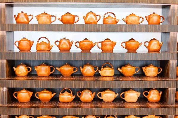 Raflardaki çömlekçiliğe maruz kaldı.