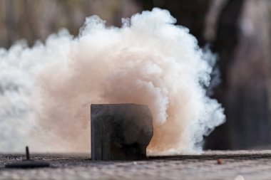 Kışın evin bacasından çıkan dumanlar, tarlanın sığ derinliğine dikkat edin.